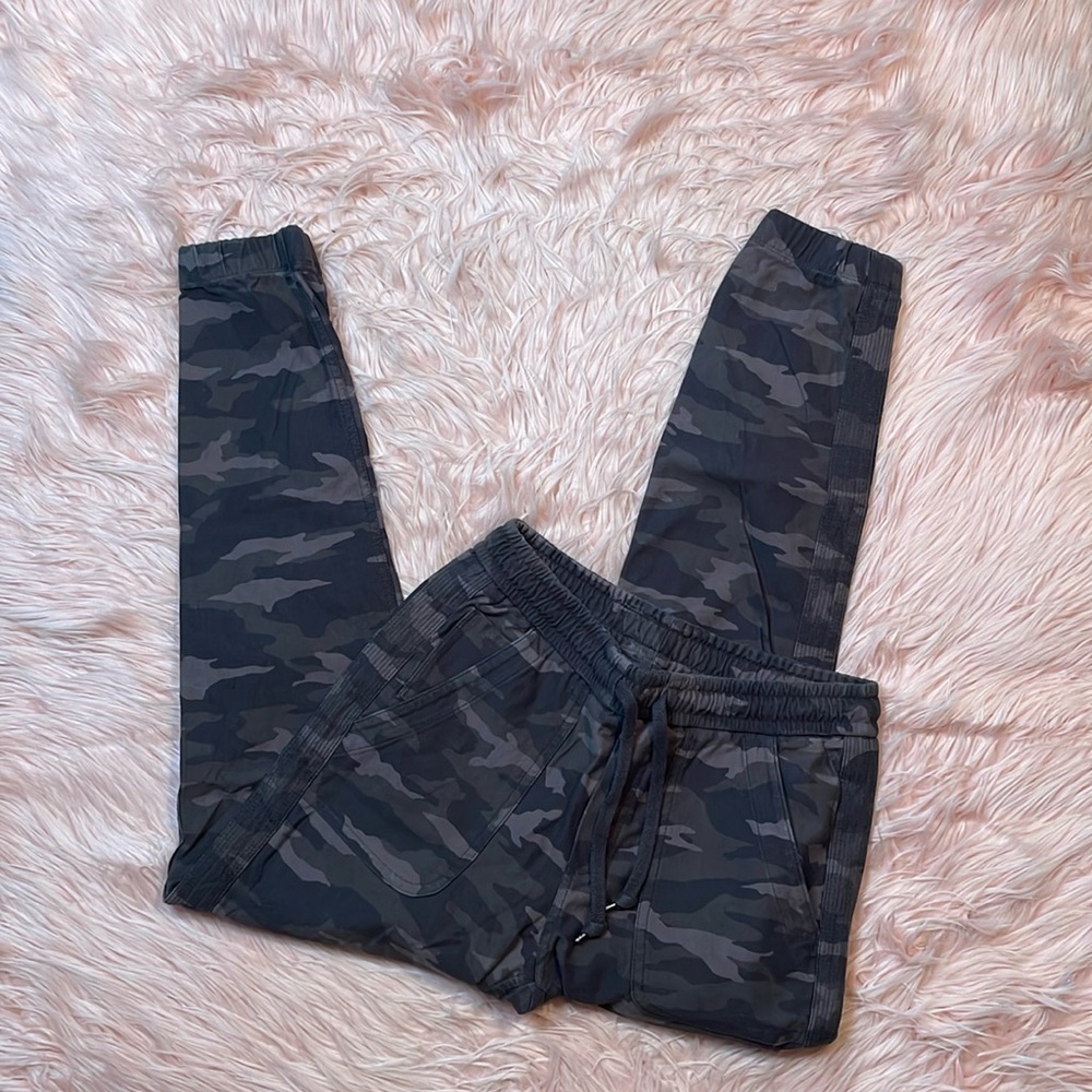 Athleta Black Olive Camo Farallon Jogger Travel Lifestyle Pant Size 2 - Picture 1 of 8